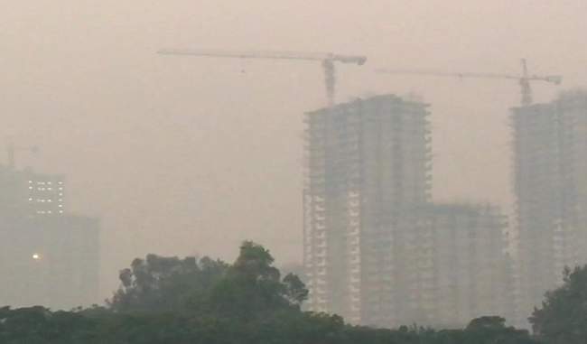 हवा चलने से दिल्ली में कम हुई धुंध, वायु गुणवत्ता अब भी बेहद खराब