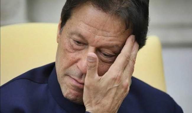 imran-bowed-in-front-of-protesters-still-not-made