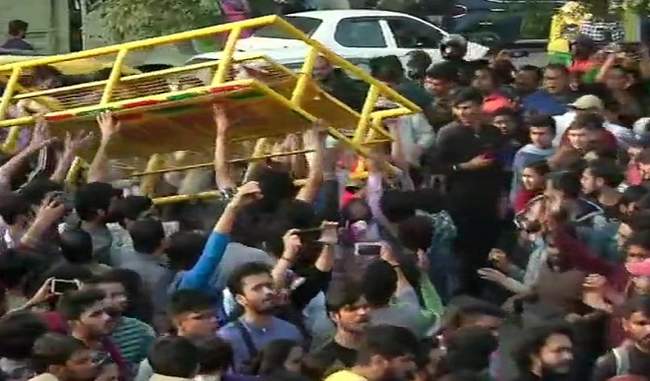 ruckus-in-jnu-over-increase-in-fees-protest-by-students