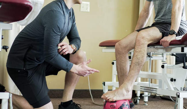 know-the-career-detail-about-athletic-therapist-in-hindi