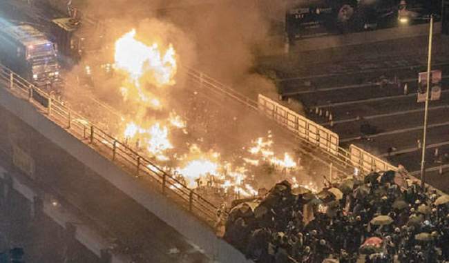 hong-kong-protesters-set-fire-to-main-gate-of-university-campus