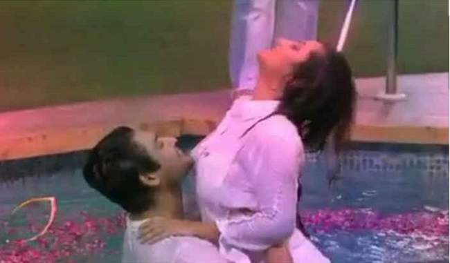 rashmi-desai-and-siddharth-shukla-dispute-ended-romantic-dance-in-the-pool