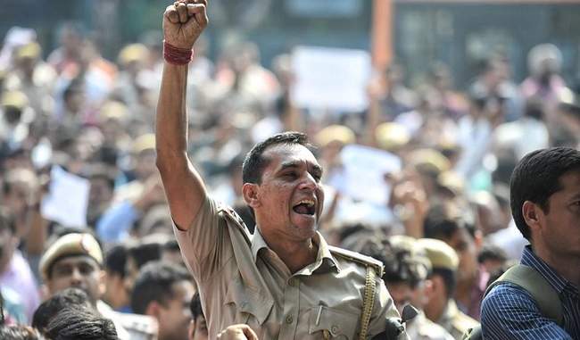 demonstration-of-soldiers-outside-phq-continues-hc-notice-to-bar-council-and-delhi-bar-association