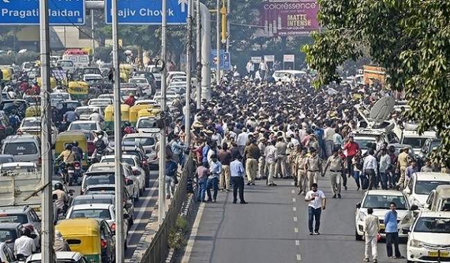 delhi-police-protesting-on-streets-a-new-low-for-india-says-congress
