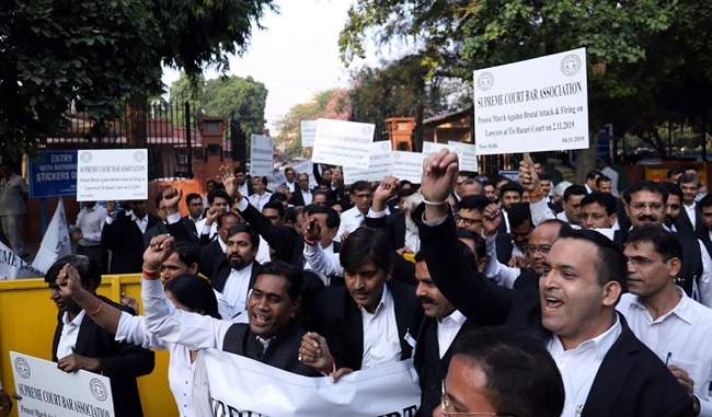 lawyers-protest-outside-of-rohini-and-saket-court