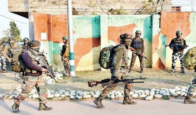 militants-hurled-grenade-near-kashmir-university-many-injured