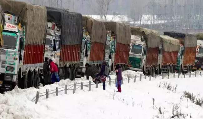 jammu-srinagar-national-highway-closed-for-traffic-over-1-500-vehicles-stranded