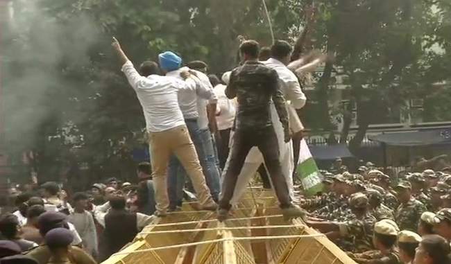 youth-congress-protest-against-center-over-maharashtra-issue