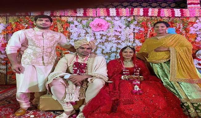 babita-phogat-tied-for-marriage-with-wrestler-vivek-with-eight-rounds