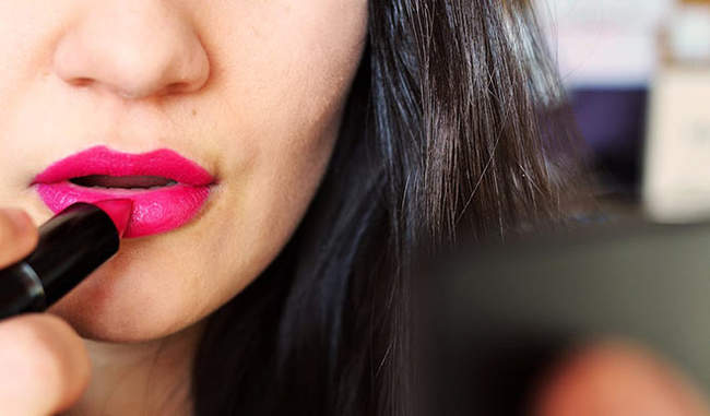 lipstick-applying-mistakes-that-makes-you-look-older-in-hindi
