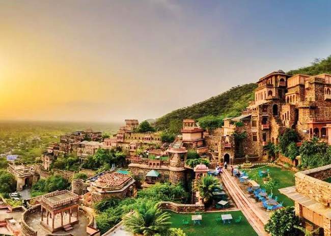 आइये जानें नीमराना महल से जुड़ी अनसुनी कहानियां
