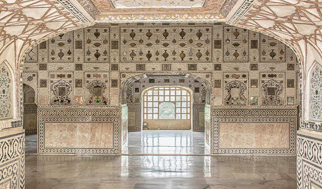 sheesh-mahal-is-the-most-popular-and-beautiful-part-of-amer-fort