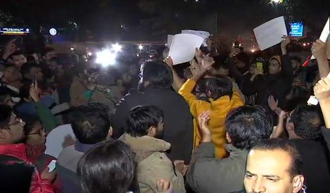 demonstration-on-citizenship-violent-protests-in-jamia-amu-boil-in-bengal-situation-improves-in-assam demonstration-on-citizenship-violent-protests-in-jamia-amu-boil-in-bengal-situation-improves-in-assam