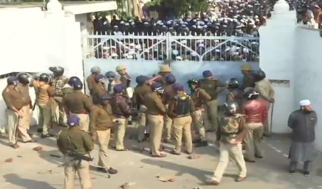 citizenship-act-demonstration-fire-reaches-lucknow-stone-pelting-at-nadwa-college