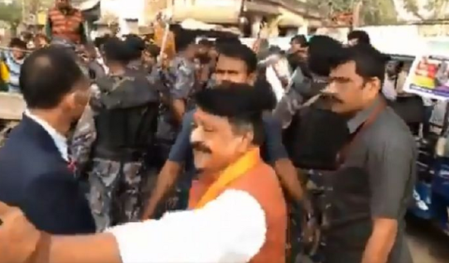 kailash-vijayvargiya-trapped-in-murshidabad-amidst-crowd-pleading-for-help-by-tweeting