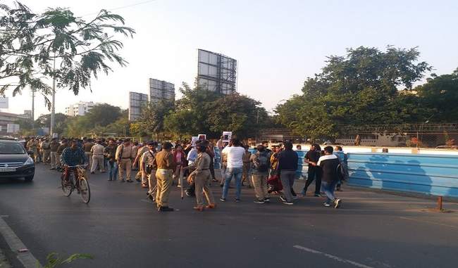 protest-against-citizenship-law-lathicharge-on-protesters-in-ahmedabad-20-people-in-custody