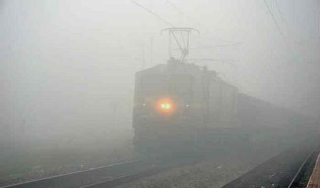 over-100-trains-stopped-at-delhi-due-to-dense-fog