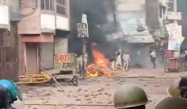 violent-mob-pelted-stones-garrison-in-kanpur-sp-mla-arrested