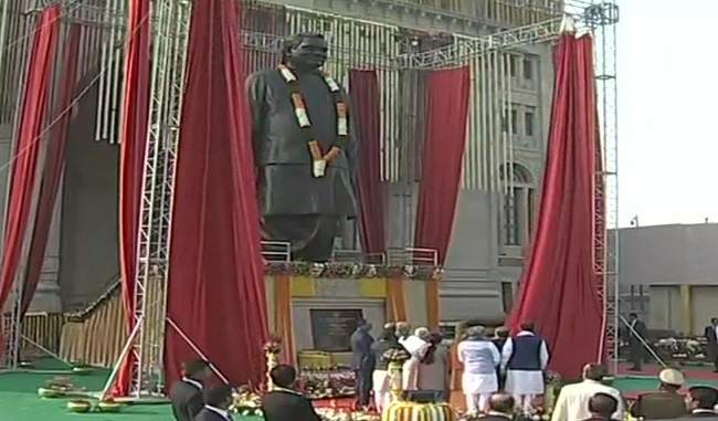 pm-modi-unveils-vajpayee-statue-in-lucknow-lays-foundation-stone-of-medical-university
