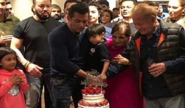 salman-khan-celebrates-his-54th-birthday-with-his-family