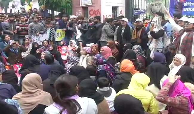 jamia-students-protest-outside-university-campus-against-caa