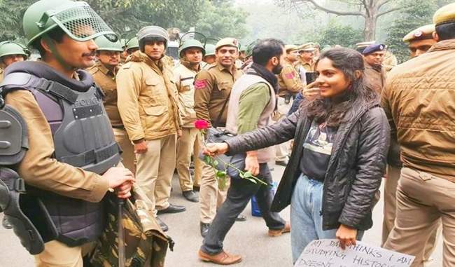 citizenship-protests-gandhigiri-of-protesters-rose-flowers-given-to-police