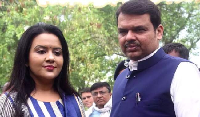 having-bad-leader-not-maharashtras-fault-staying-with-one-is-says-amruta-fadnavis