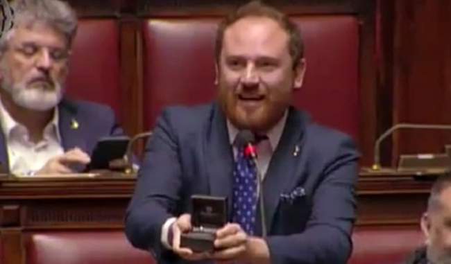 finance-minister-proposes-to-his-girlfriend-for-marriage-in-parliament