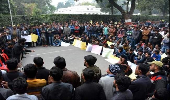 protest-of-students-security-arrangements-tightened-in-aligarh-university-regarding-citizenship-amendment protest-of-students-security-arrangements-tightened-in-aligarh-university-regarding-citizenship-amendment