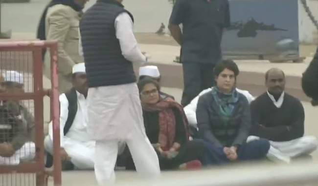 priyanka-gandhi-sit-on-a-symbolic-protest-over-police-action-against-students