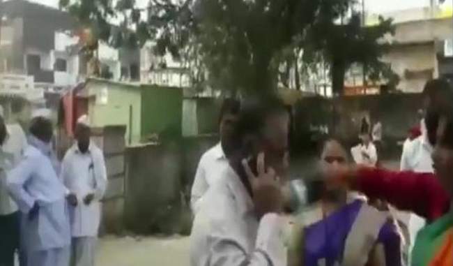 woman-shiv-sena-worker-pours-ink-on-man-after-he-criticizes-uddhav-thackeray-on-social-media