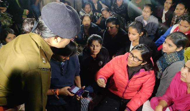 police-asks-dcw-chief-to-vacate-jantar-mantar-premises