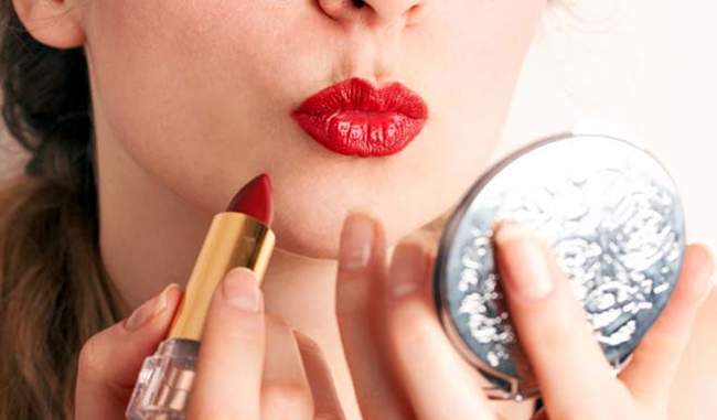 डार्क लिपस्टिक लगाने से पहले इन बड़ी बातों का जरूर रखें ध्यान - keep these  things in mind before applying dark lipstick