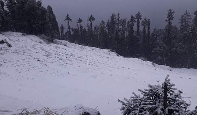 heavy-snow-in-kashmir-cut-off-from-the-rest-of-the-country