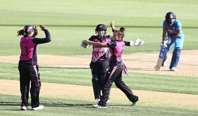 new-zealand-women-team-defeats-india-by-two-runs