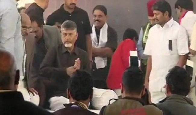 chandrababu-naidu-sitting-on-fast-for-one-day-on-demand-for-special-state-status