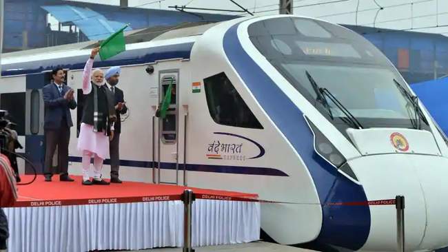 pm-flagged-off-the-high-speed-train-vande-bharatiya-express