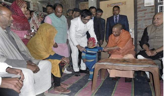 chief-minister-yogi-adityanath-arrived-at-the-house-of-vijay-vijay-maurya-in-deoria