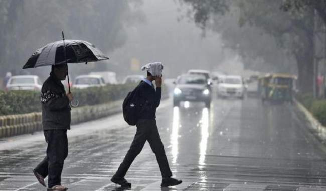 दिल्ली में हल्की बारिश से हुआ मौसम सुहावना, ओले गिरने के आसार
