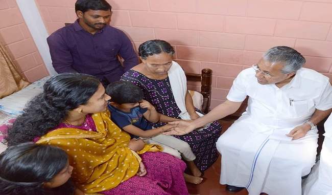 केरल के मुख्यमंत्री पी विजयन ने CRPF के शहीद जवान के परिवार से मिले