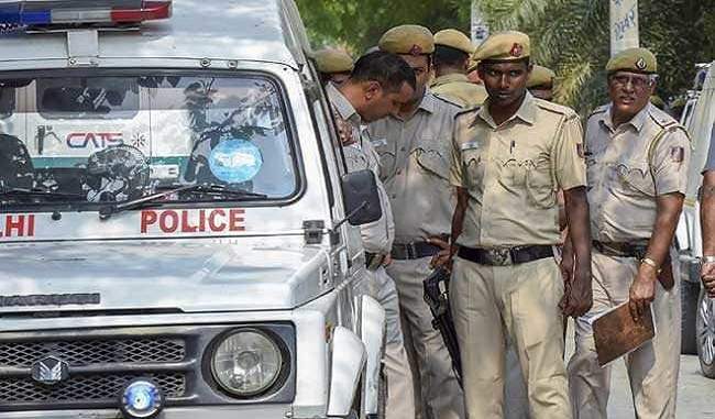 दिल्ली के बवाना में भारी मात्रा में हथियार और गोला-बारूद बरामद, तीन गिरफ्तार