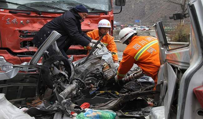 चीन में एक खनन कंपनी में सड़क दुर्घटना में 21 लोगों की मौत