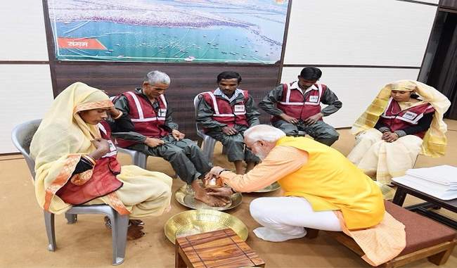 washing-the-feet-of-cleaners-is-not-a-political-gimmick-but-a-sanskar-says-modi