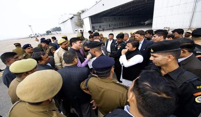akhilesh-yadav-blocked-at-lucknow-airport-matter-raised-in-assembly