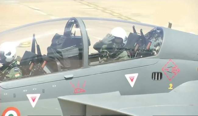 सेना प्रमुख बिपिन रावत ने तेजस से भरी उड़ान, बोले- इससे बढ़ेगी वायुसेना की शक्ति