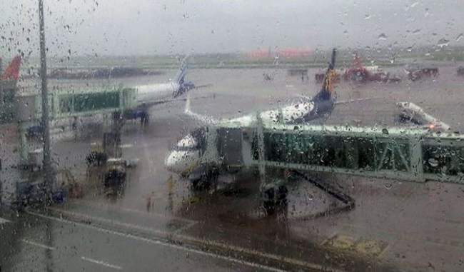 दिल्ली आ रही 11 उड़ानों को भारी बारिश की वजह से जयपुर, लखनऊ की तरफ मोड़ा