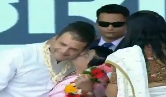 woman-congress-worker-kisses-rahul-gandhi-on-stage-in-gujarat