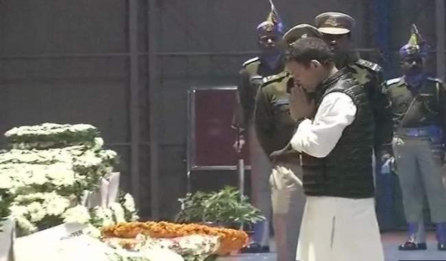 rahul-pays-tribute-to-martyrs-crpf-soldiers-in-palam-airport