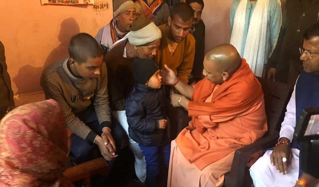 CM योगी ने की शहीद जवान के परिजनों से मुलाकात, कहा- सभी मांगे पूरी होंगी