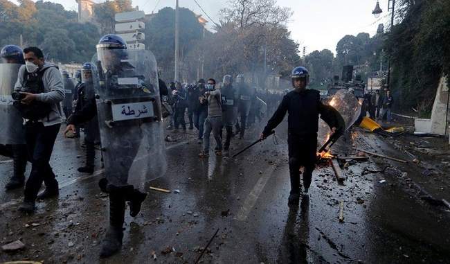 more-than-50-policemen-injured-in-algeria-clashes-with-protesters